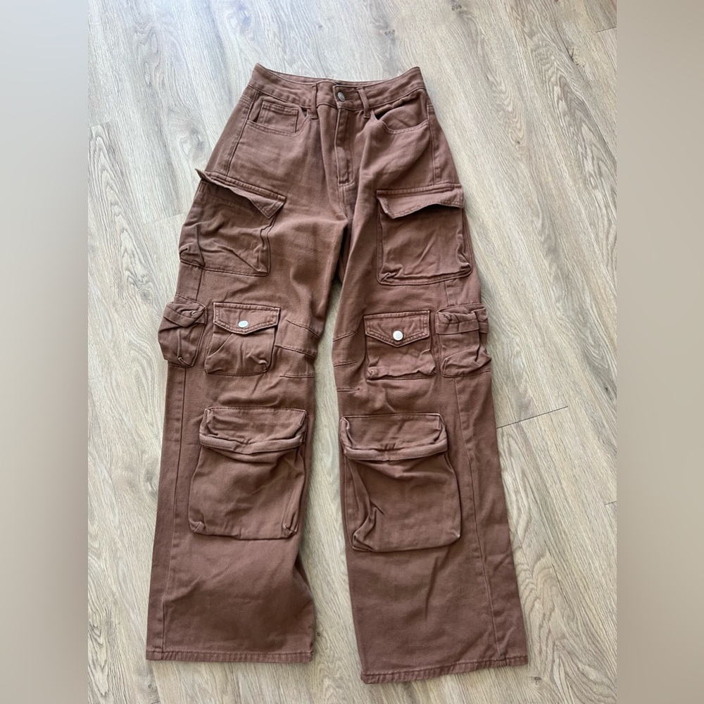 Brown wide-leg cargo jeans